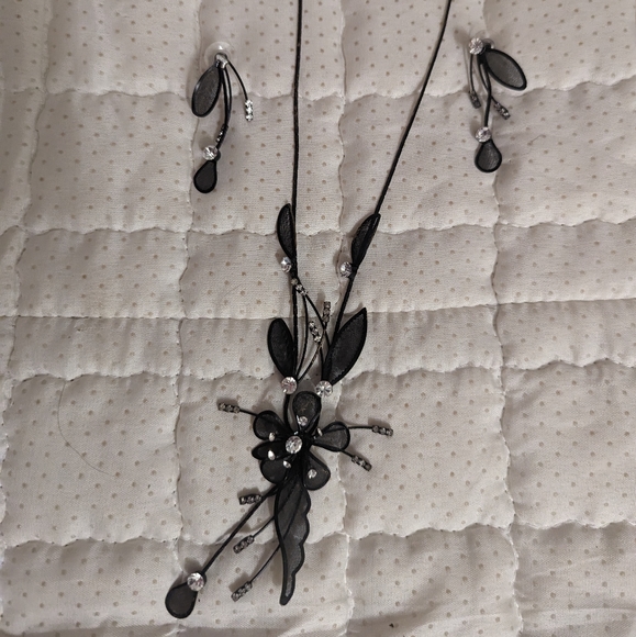 Black Floral Necklace and Earrings Set - Picture 1 of 3